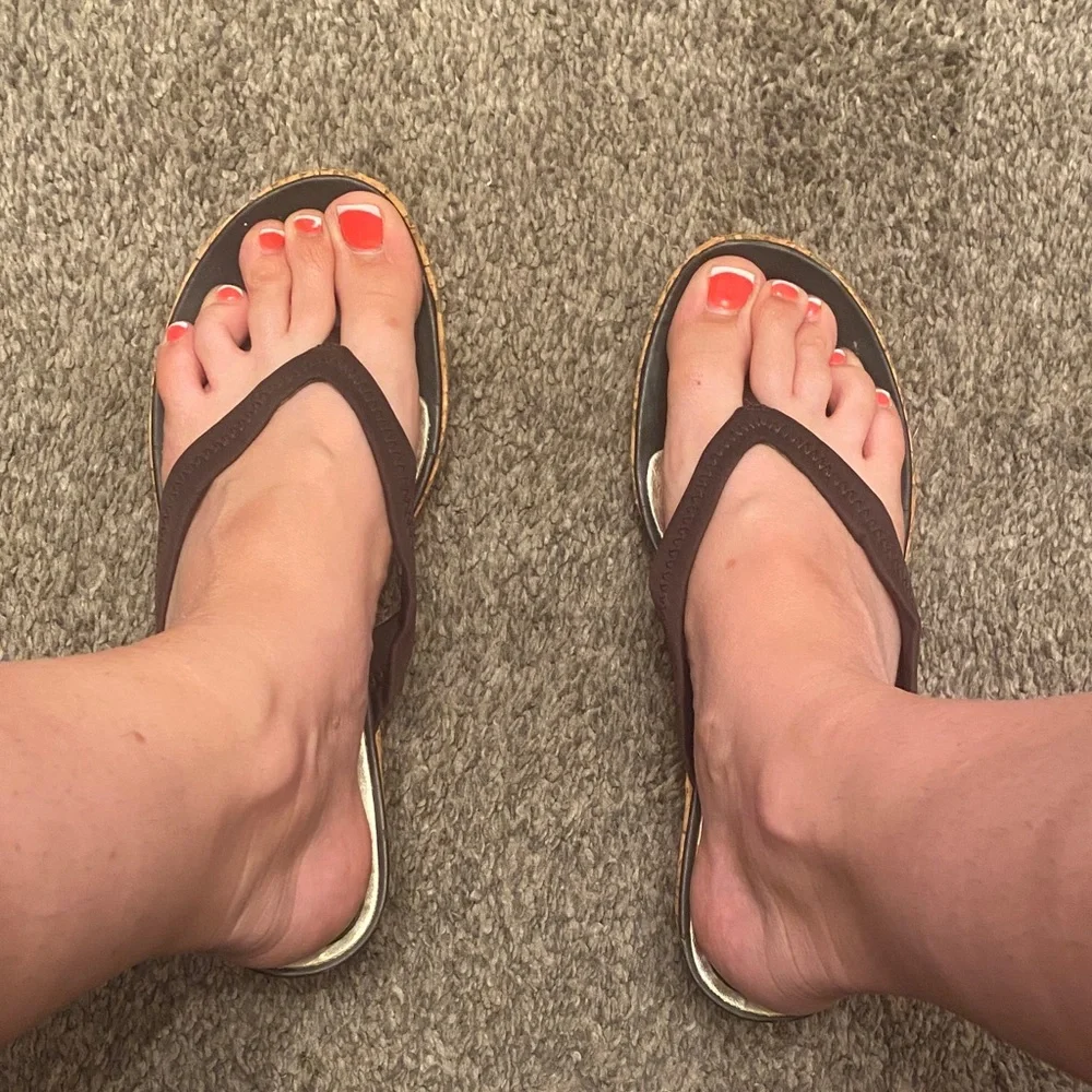 Rampage Dark Brown and Gold Flip-Flops - Picture 4 of 6